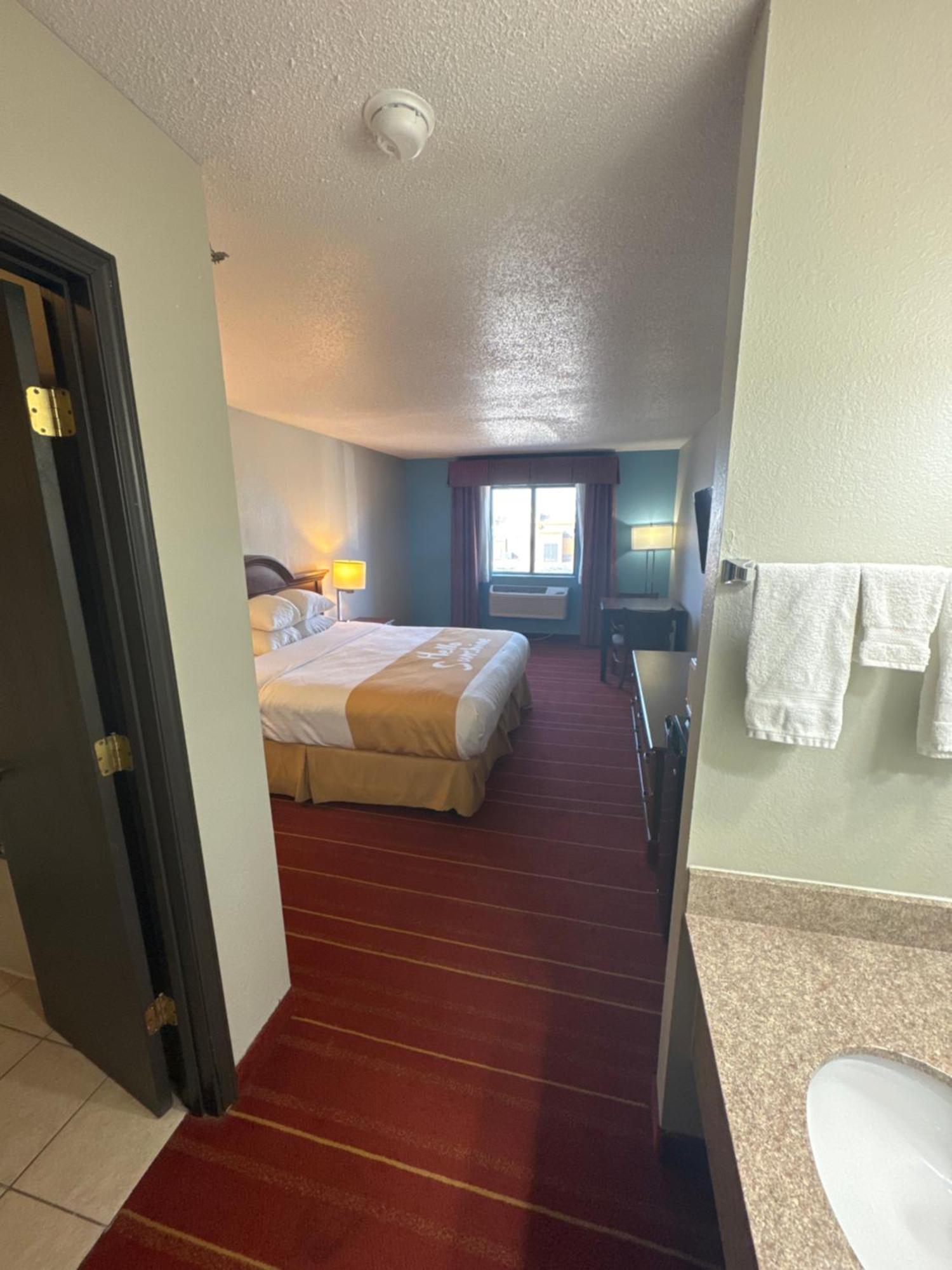 Days Inn By Wyndham Salina I-70 Eksteriør bilde