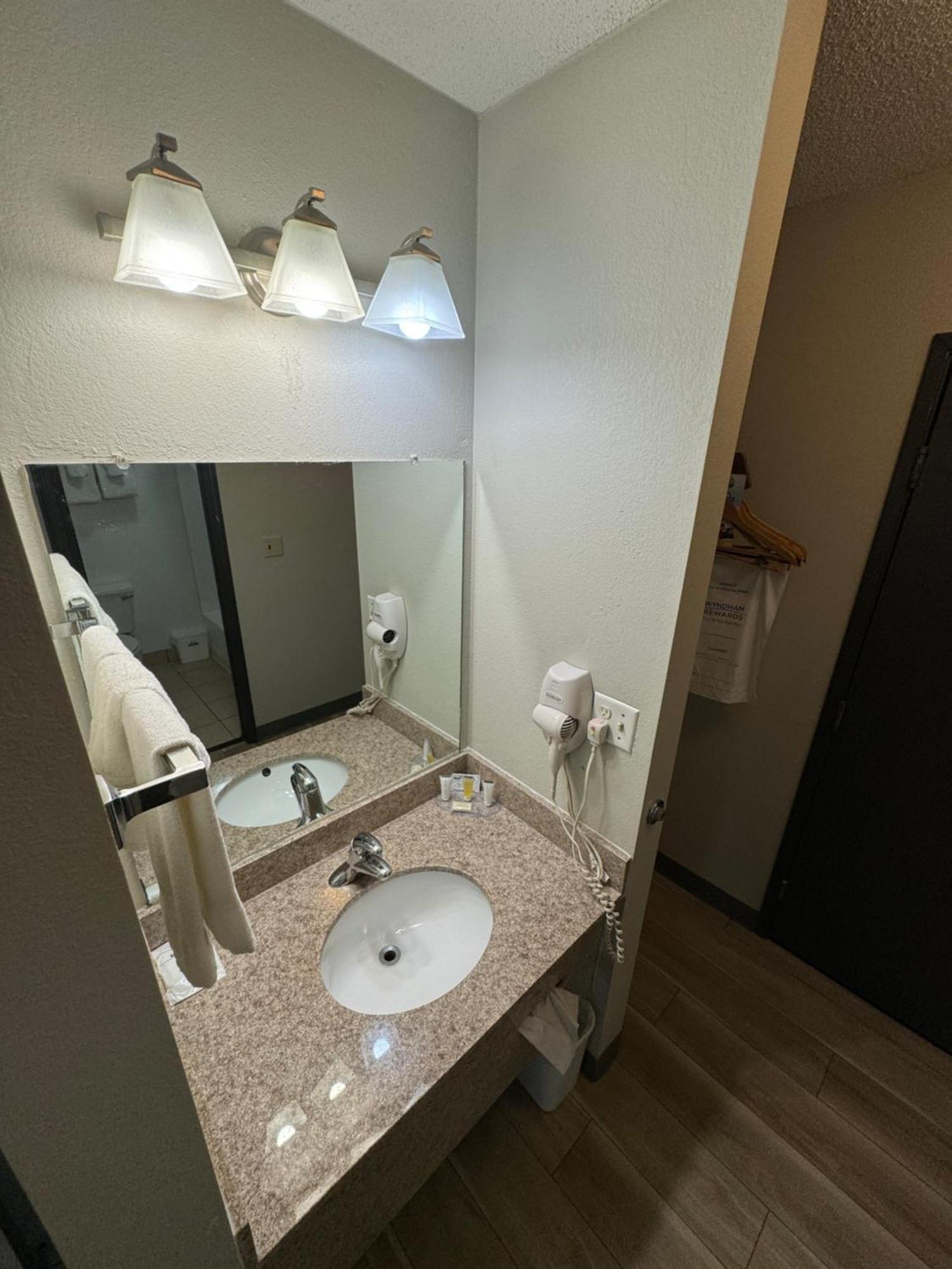 Days Inn By Wyndham Salina I-70 Eksteriør bilde
