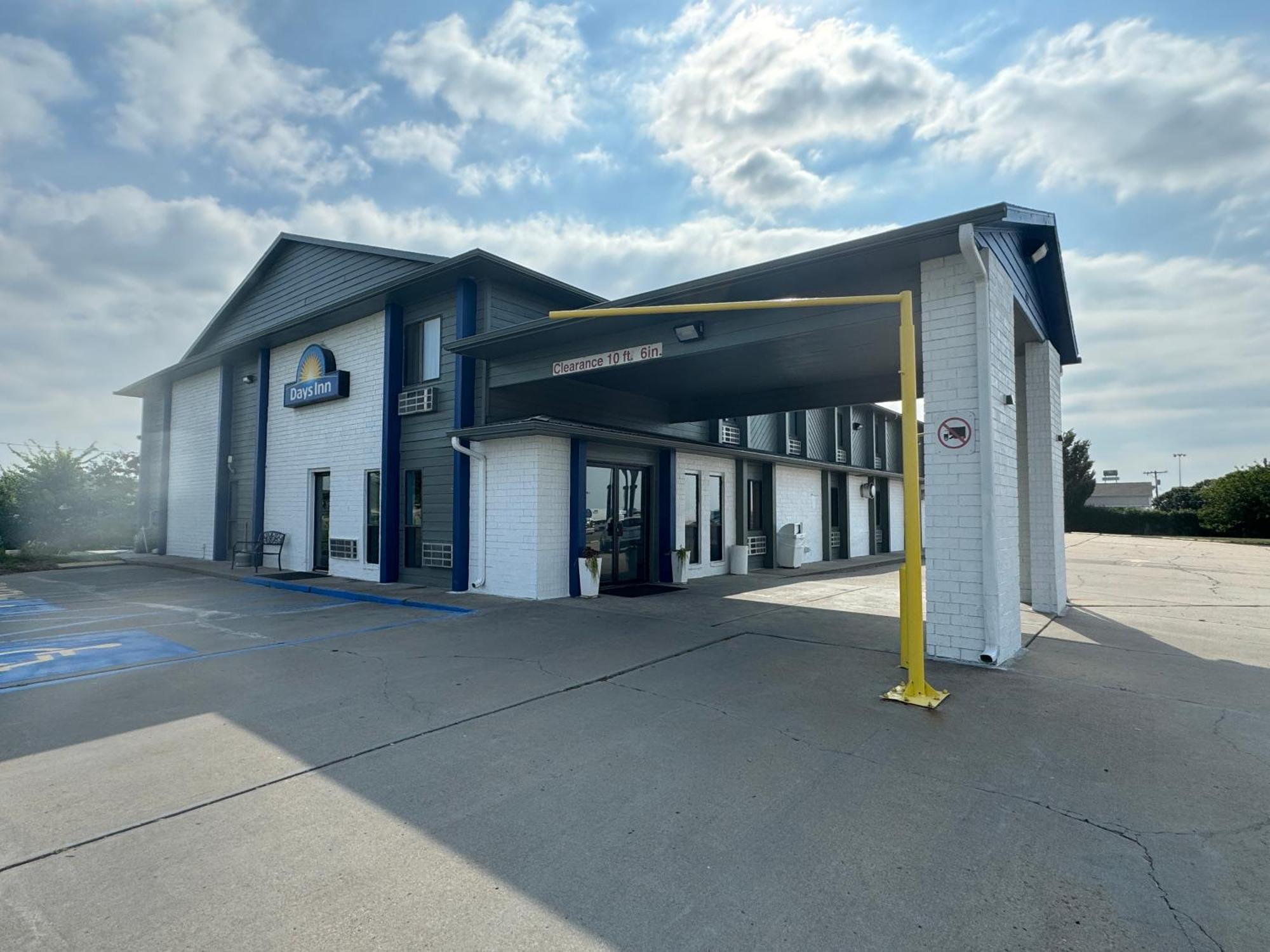 Days Inn By Wyndham Salina I-70 Eksteriør bilde