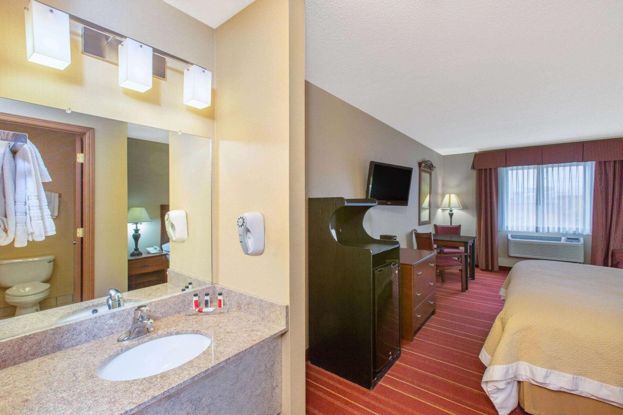 Days Inn By Wyndham Salina I-70 Eksteriør bilde